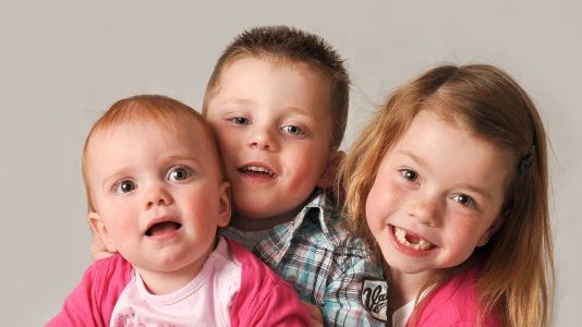 Cum să te înțelegi cu frații și surorile frati si surori