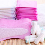 Să aflăm mai multe despre tampoane interne, absorbante și alte tipuri de produse pentru menstruație